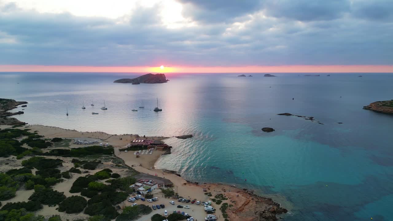 좋은 상공 뷰 비행 해가 지고 구름진 하늘 해변 이비자 스페인 칼라 콩테