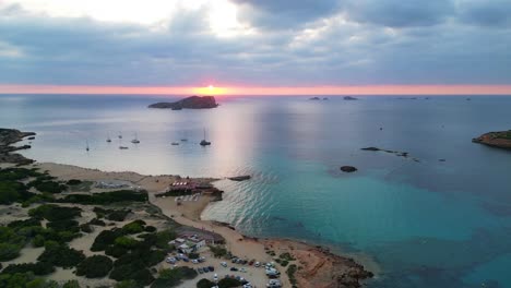 Bonita-Vista-Aérea-Superior-Vuelo-Atardecer-Cielo-Nublado-Playa-Ibiza-España-Cala-Comte