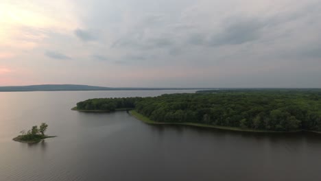 Üppig-Grüne-Waldküste-In-Nordamerika-Mit-Kleiner-Insel-In-Der-Nähe