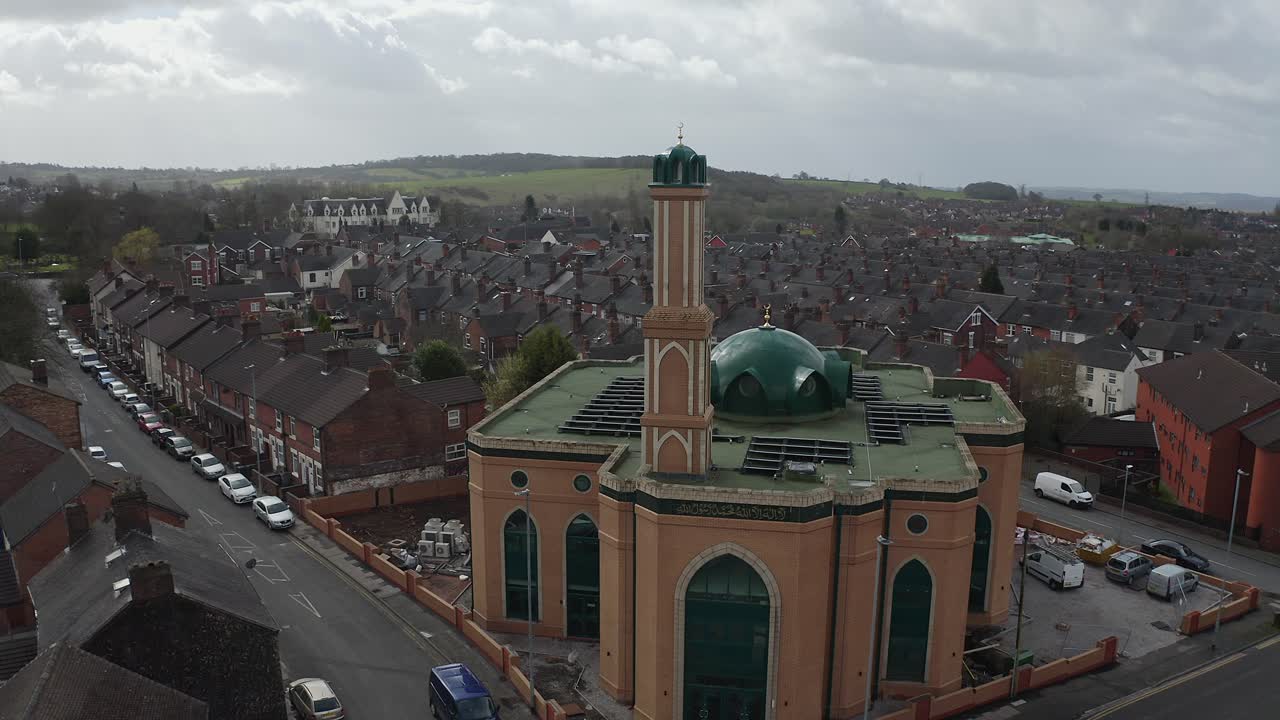 롱턴에 있는 길라니 누어 모스크의 공중 전망, 트렌트, 스태퍼드셔, 성장하는 이슬람 공동체가 예배하고 모이기 위해 건설 중인 새로운 모스크