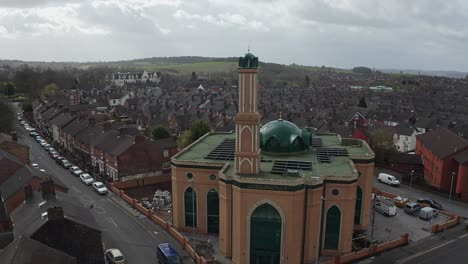 Luftaufnahme-Der-Gilani-Noor-Moschee-In-Longton,-Stoke-On-Trent,-Staffordshire,-Die-Neue-Moschee,-Die-Für-Die-Wachsende-Muslimische-Gemeinschaft-Gebaut-Wird,-Um-Anzubeten-Und-Sich-Zu-Versammeln