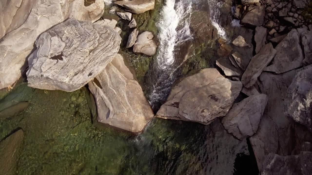 Veduta dall'alto di un piccolo fiume con rapide e pozze nella Norvegia settentrionale