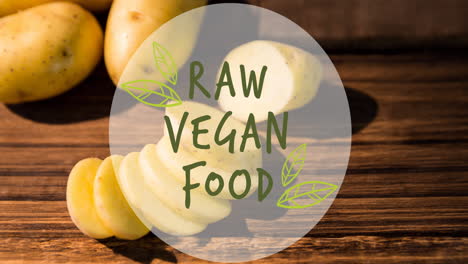 animación de texto de alimentos veganos crudos en verde, sobre patatas en rodajas en superficie de madera