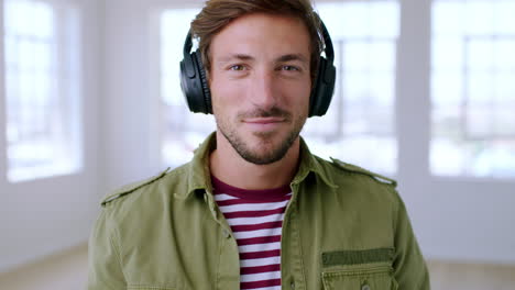 retrato de un geek, un hombre y un hipster con auriculares