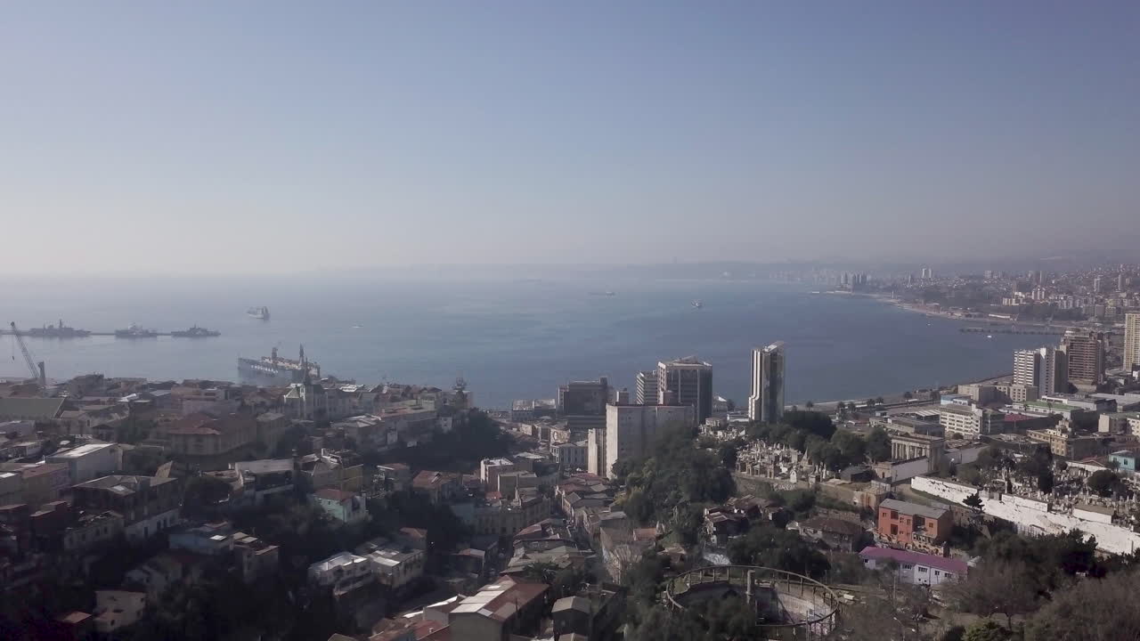 drone aéreo en las colinas de valparaíso, chile