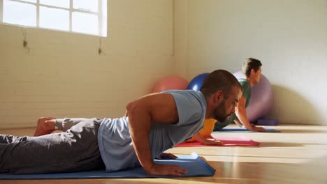 grupo de personas haciendo yoga 4k