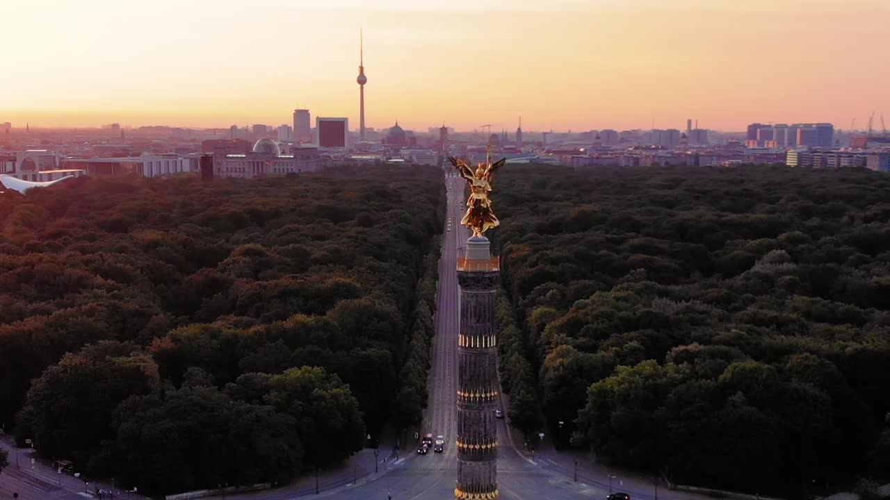 vista aérea de la columna de la victoria de berlín al amanecer, berlín, alemania