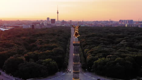 Vista-Aérea-De-La-Columna-De-La-Victoria-De-Berlín-Al-Amanecer,-Berlín,-Alemania