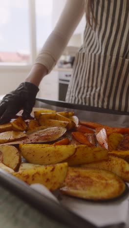 mujer preparando verduras asadas