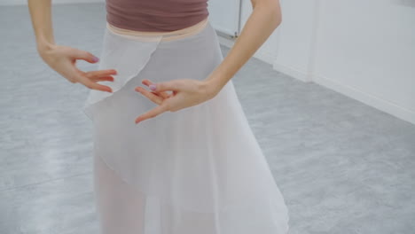 스튜디오에서 연습하는 발레 댄서