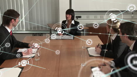animación de una red de iconos digitales contra un grupo de empresarios diversos discutiendo en la oficina