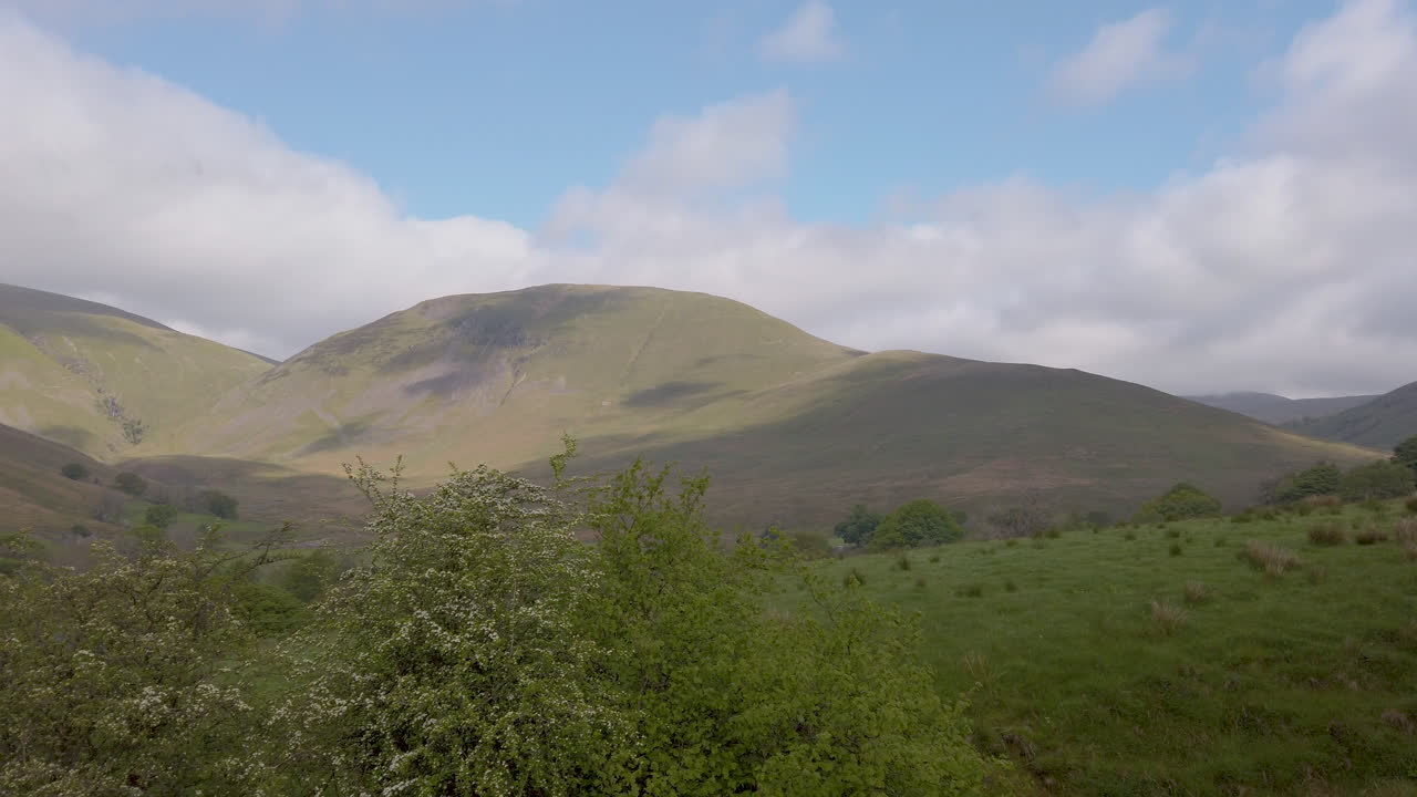 요크셔 데일의 봄 풍경, 배경에 하우길과 농부가 움직이는 양, 느린 패닝 샷