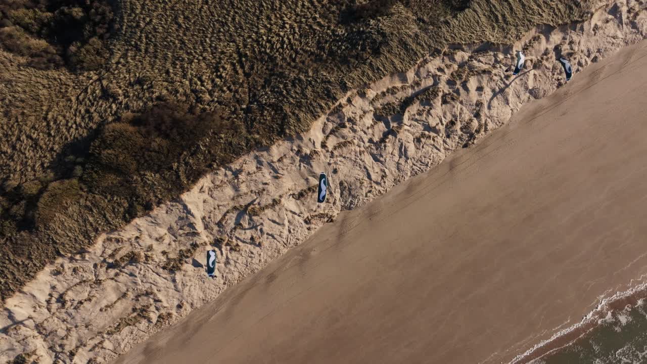 윈드 서핑 카이트 가 있는 해변 의 공중 풍경