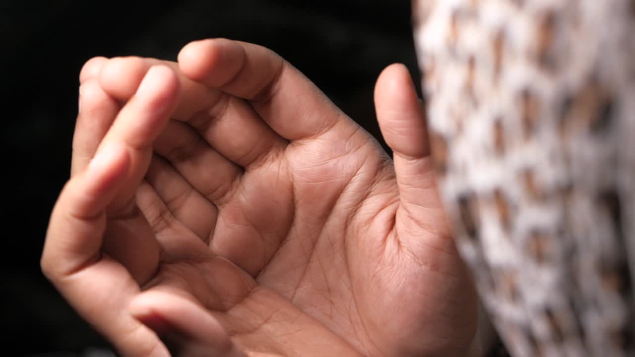 머리에 스카프를 쓰고 기도하는 무슬림 여성, 근접