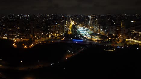 밤 시간 드론 하이퍼스 (drone hyperlapse) 은 색을 바꾸는 led 조명으로 조명된 다리입니다.