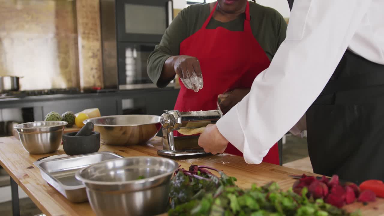 cocineros haciendo pasta