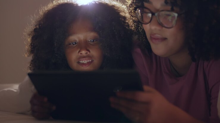 nacht, bett und mutter mit mädchen