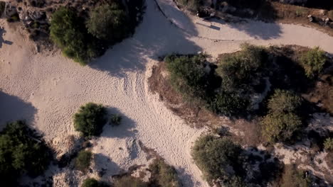 Toma-Aérea-Volando-Hacia-Arriba-De-Una-Pequeña-Playa-En-Un-Resort-De-Vacaciones