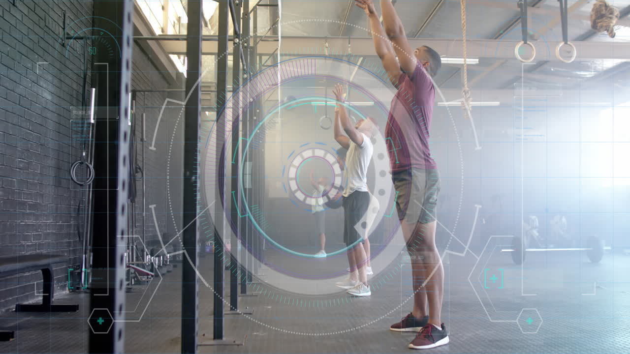 animación de escáner procesamiento de datos sobre diversos hombres lanzando bolas de medicina entrenamiento cruzado en el gimnasio