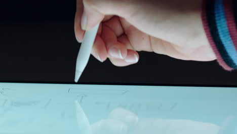 Nahaufnahme-Der-Hand-Mithilfe-Eines-Digitalen-Tablets,-Zeichnen-Mit-Stylus-Stift,-Grafikdesigner,-Der-Das-Planungslayout-Auf-Einem-Mobilen-Touchscreen-Gerät-Skizziert