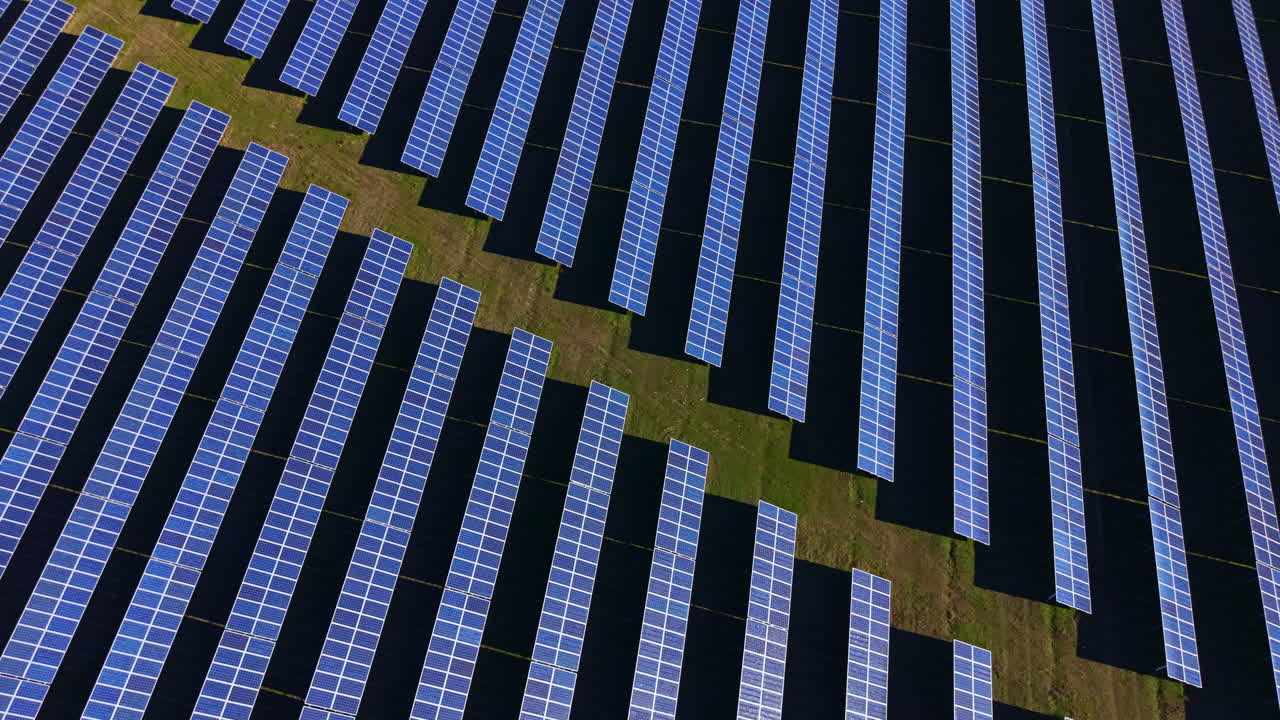 I pannelli solari coprono una vasta area sotto un cielo sereno durante le ore diurne, mostrando la tecnologia dell'energia rinnovabile in uso per la produzione di energia.