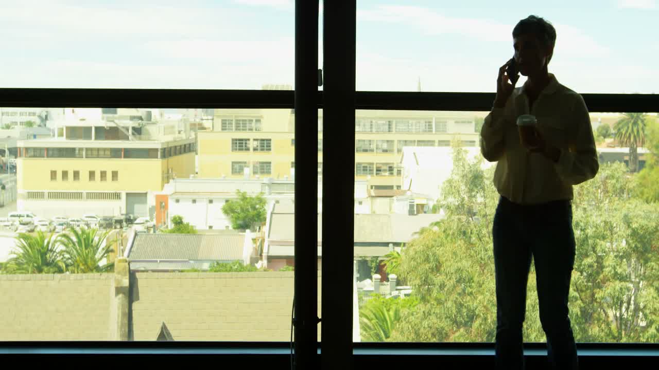 사업가 여성이 휴대 전화 4k로 이야기하고 있습니다.