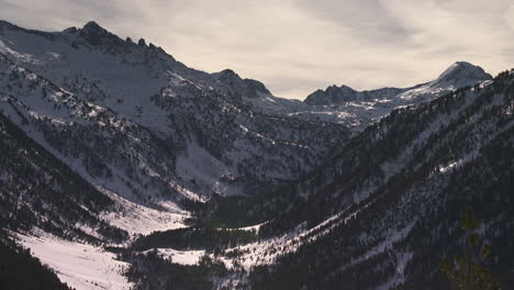 Hermosa-Foto-Estática-De-Las-Montañas-De-Los-Pirineos,-Francia