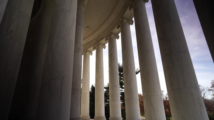 Edificio a forma circolare del memoriale di Thomas Jefferson con colonne di marmo, carrellata in avanti