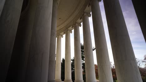 Kreisförmiges-Gebäude-Des-Thomas-Jefferson-Denkmals-Mit-Marmorsäulen,-Dolly-Nach-Vorne