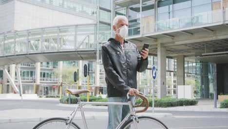 Hombre-Caucásico-En-La-Calle-De-La-Ciudad-Usando-Una-Máscara-Facial-Contra-El-Coronavirus