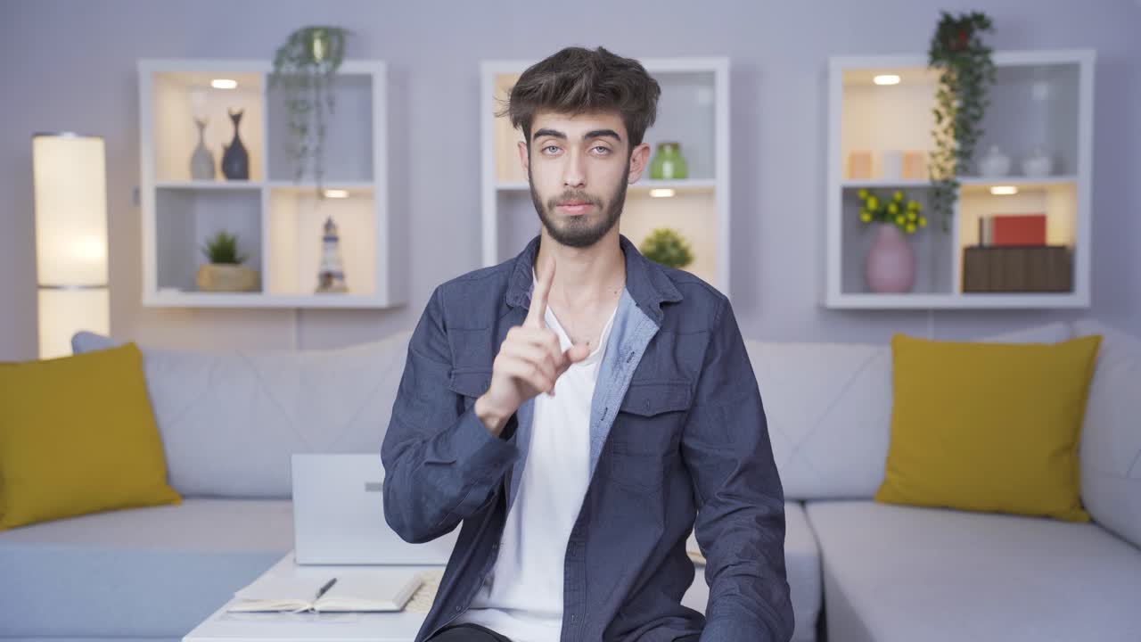 el hombre está advirtiendo mirando a la cámara.