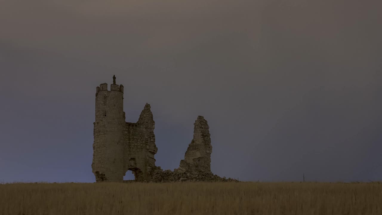 ruinas del castillo contra el cielo tormentoso