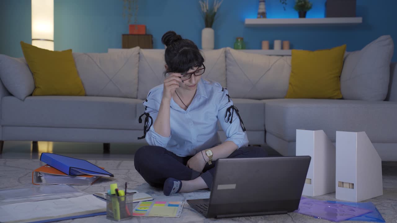 trabajadora de oficina en casa concentrada en el pensamiento.