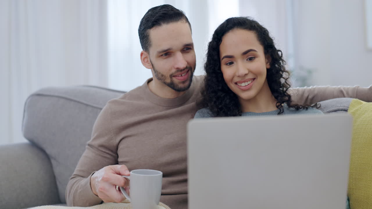 pareja, transmisión y película en casa con computadora portátil