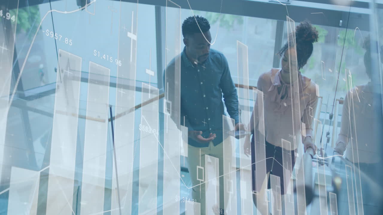 Animation af finansiel databehandling over forretningsfolk på kontor