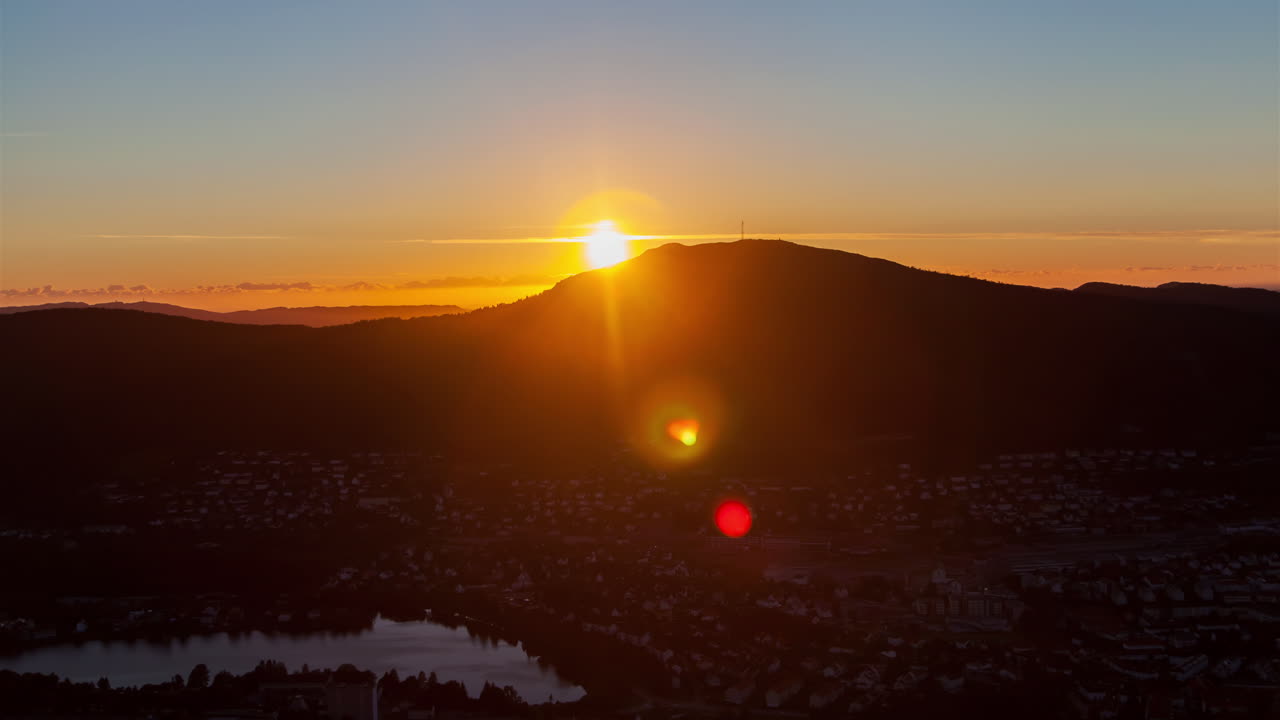 el sol se pone detrás de las montañas timelapse