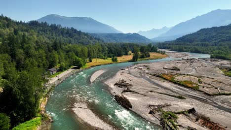 Wunderschöne-Naturlandschaft-Und-Dichte-Wälder-Auf-Dem-Stromschnellen-Campingplatz-Am-Ufer-Des-Chilliwack-River,-BC,-Kanada