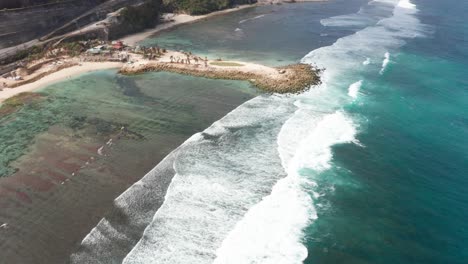 Pandawa-Beach-Asombroso-Paso-Elevado-Bali-Indonesia-Playa-De-Surfistas-Y-Aventura-En-Parapente-País-De-Los-Sueños