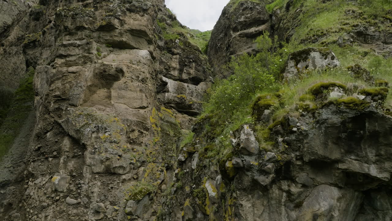enormes rocas erosionadas en las montañas en la fortaleza de tmogvi, samtskhe-javakheti, georgia del sur