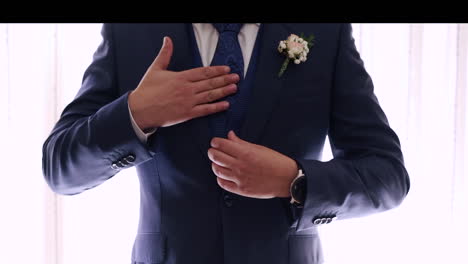 el novio se está preparando para la boda.