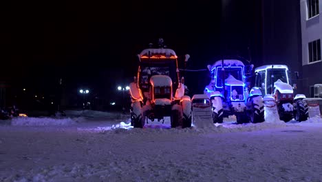 decorado con las luces de año nuevo de un tractor en una calle en invierno, ingeniería, iluminación bobruisk, bielorrusia - 03.01.19