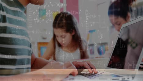 Animation-Von-Mathematischen-Formeln,-Die-Sich-über-Die-Hände-Eines-Kaukasischen-Jungen-Bewegen,-Der-In-Der-Schule-Einen-Laptop-Benutzt