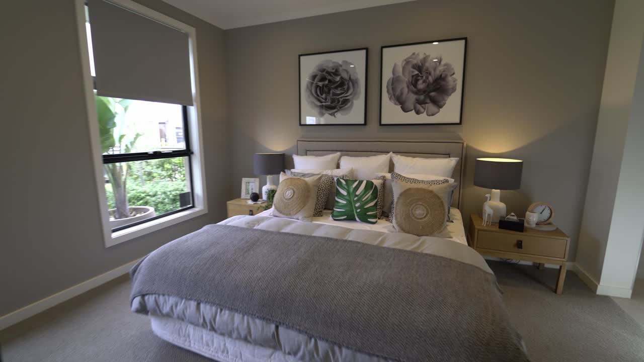 mostrando un gran y hermoso dormitorio principal con cama king y grandes ventanales