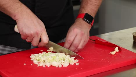 chef cortando cebollas y ajo