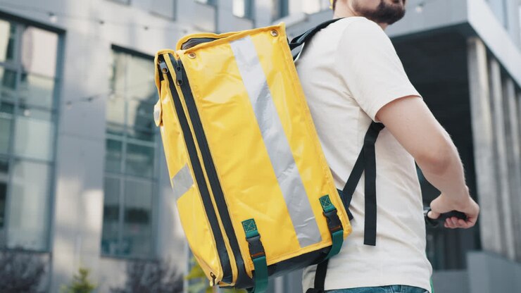 Corriere con zaino giallo