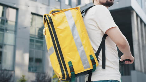 el repartidor con la mochila amarilla.