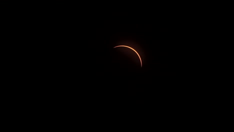 después de que la fase de totalidad termina una pizca de luz solar aparece durante un eclipse solar total