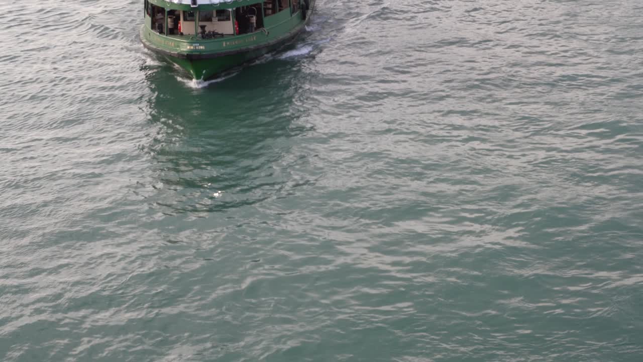 ferry navegando en las aguas de hong kong