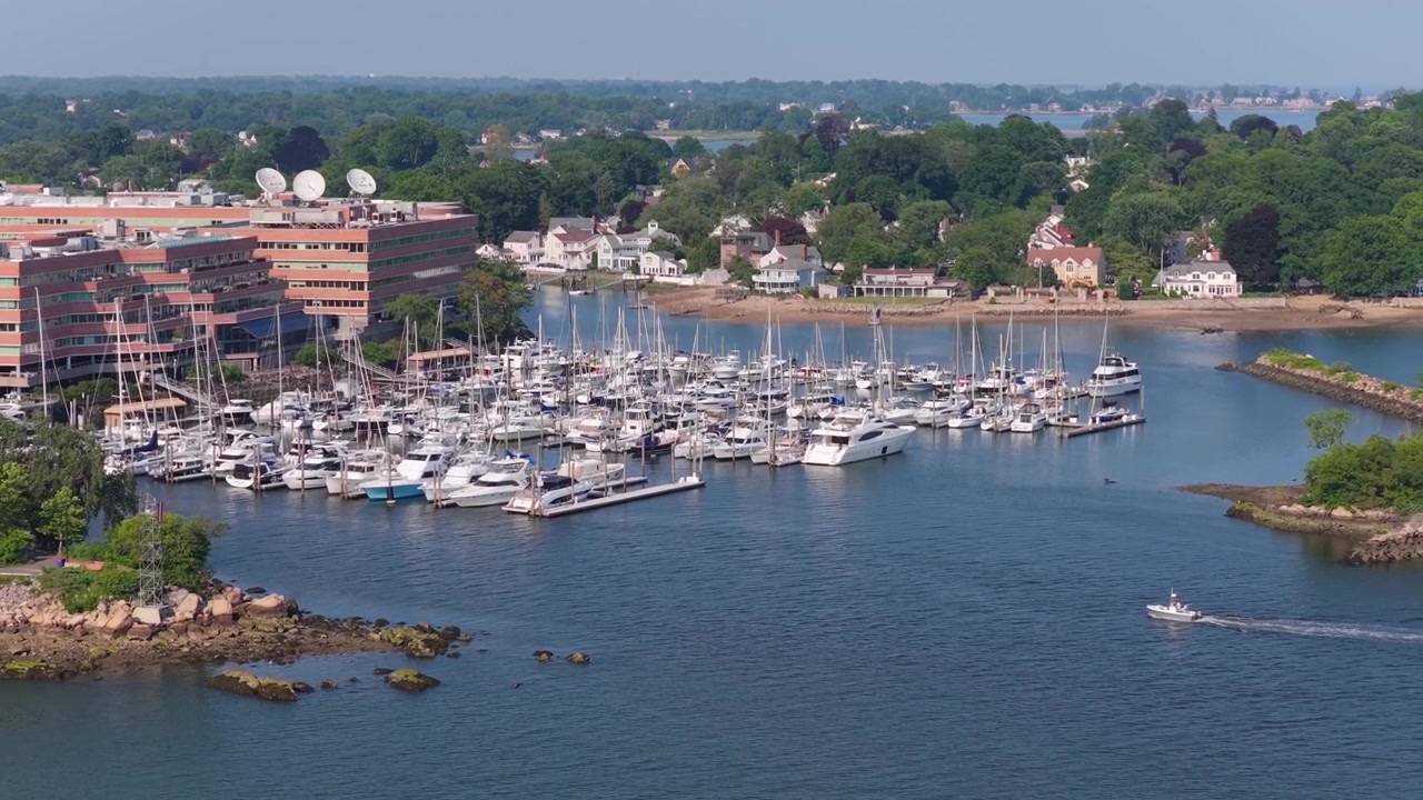Veleros y yates en el puerto. Marina en Stanford, Connecticut, toma aérea.