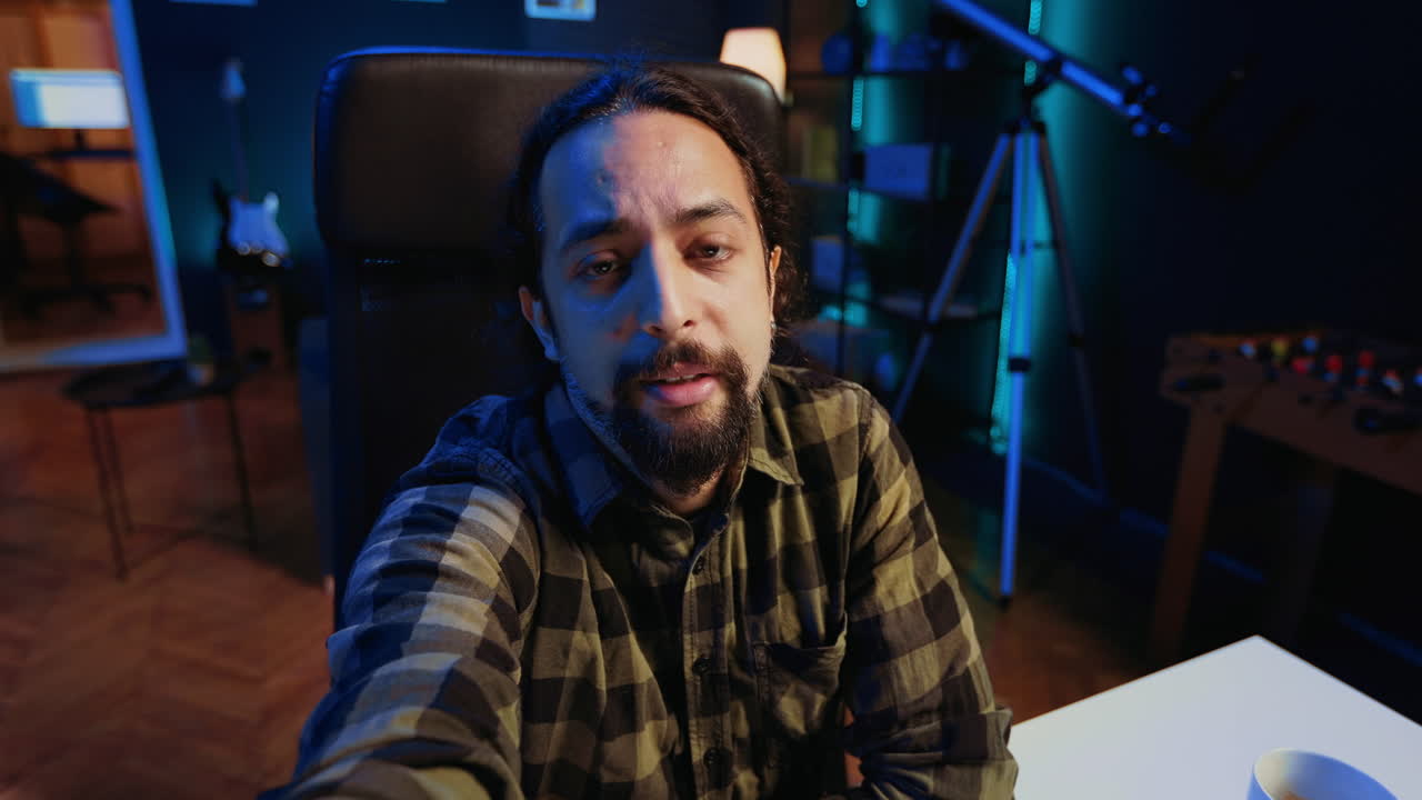Un influencer si filma usando il telefono cellulare, facendo vlogging per il pubblico.